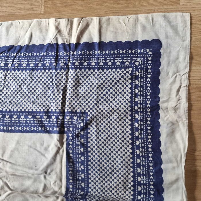 Płócienny obrus 130/160 cm z ludowym motywem granatowych serduszek