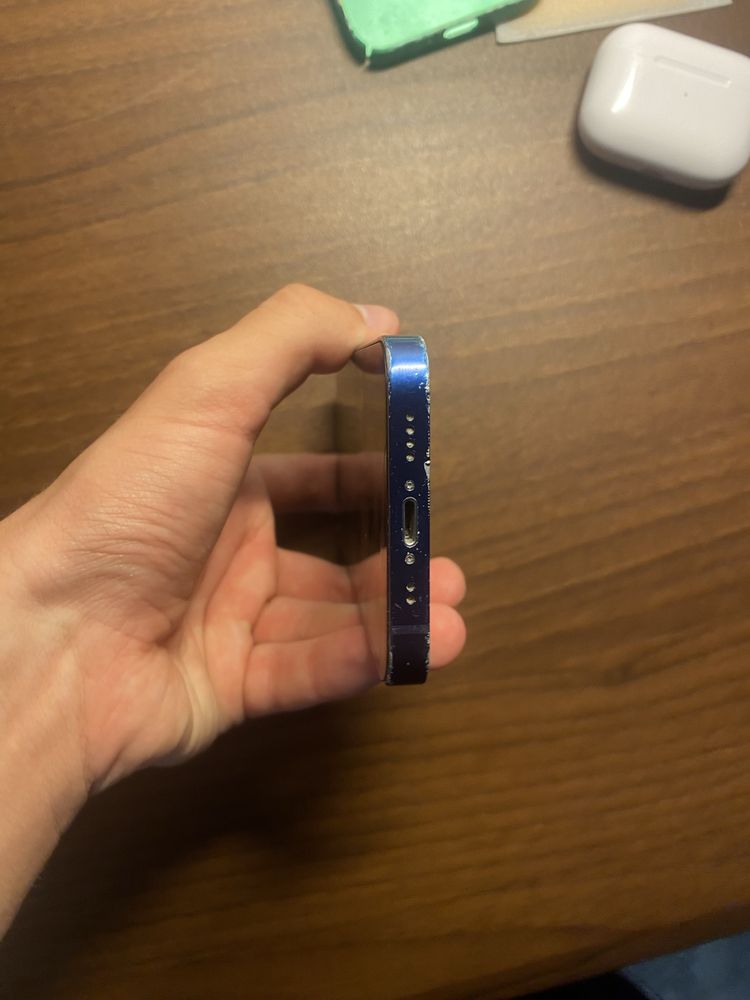 iPhone 12 mini.