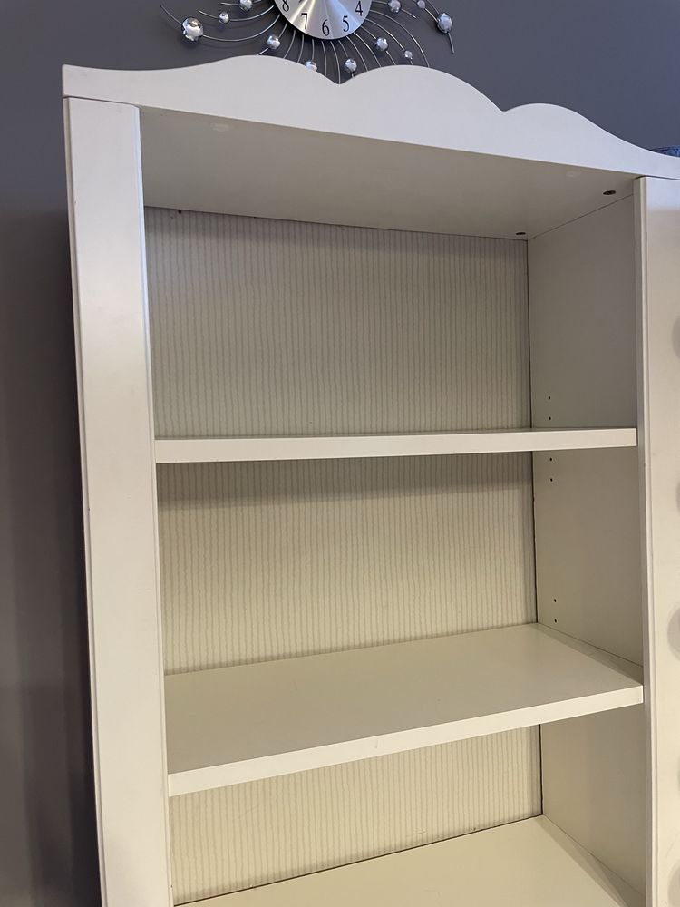 Solidny bialy regał na ksiazki