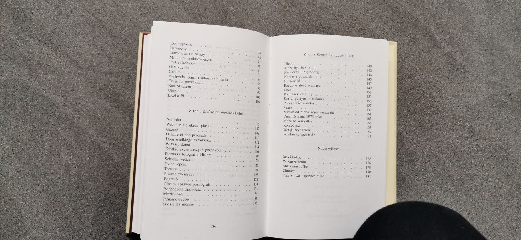 Wisława Szymborska 
Widok z ziarnkiem piasku