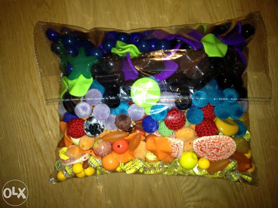 Bijuteria-peças várias cores ensacados