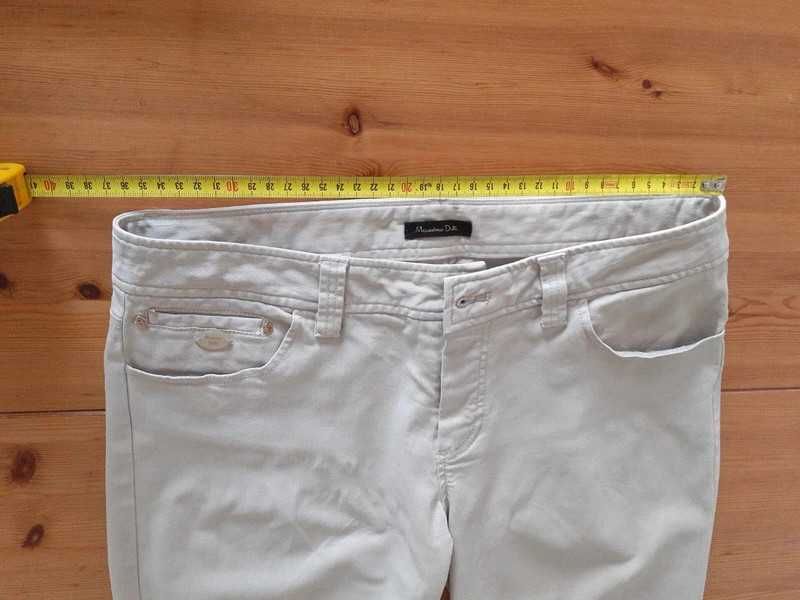 Beżowe spodnie dżinsowe o prostym kroju. Massimo Dutti