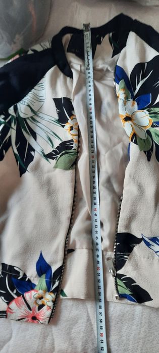 Вітрова, кофтина, тоненька.