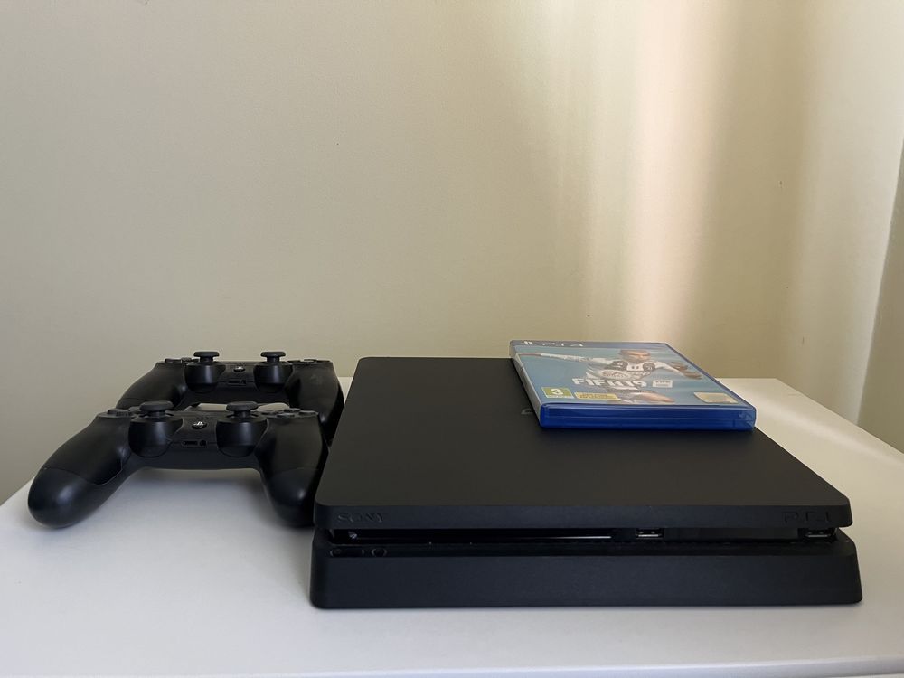 PS4 Slim - 1 TB com 2 comandos e jogos