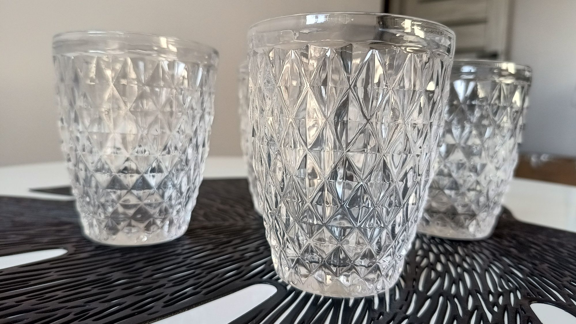 Zestaw 4 szklanek z wypukłym wzorem nowe bez metki