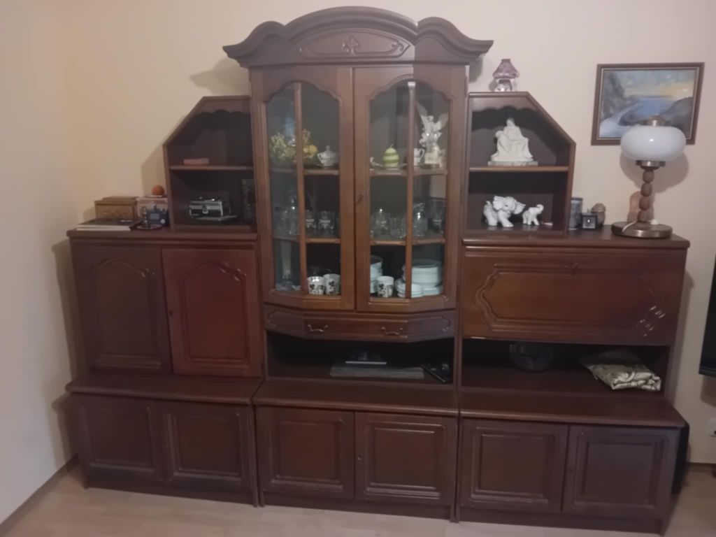 Regał segment kolor orzech dl.2.76m.wys 2.20m.w dobrym stanie