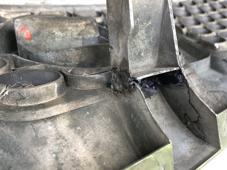 Решітка радіатора NISSAN NAVARA D22 62310vk000