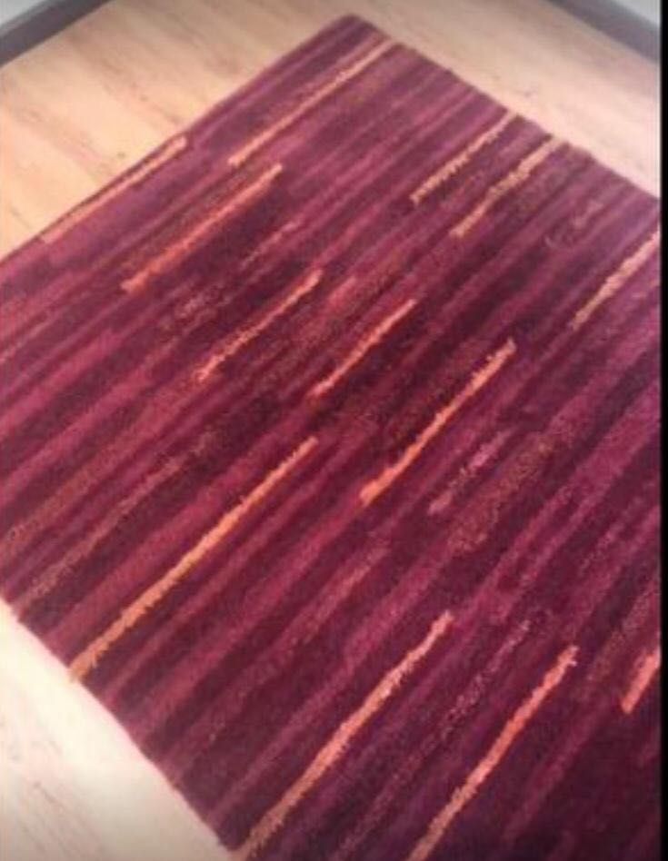 Carpete de sala com tons vermelhos