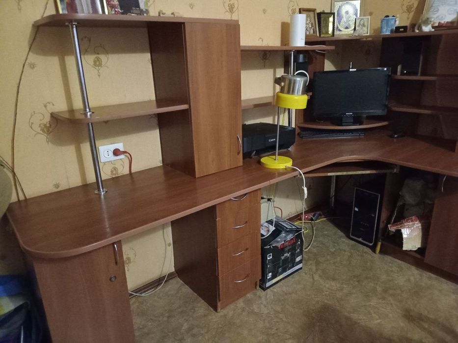 Продам стіл комп'ютерний , письмовий