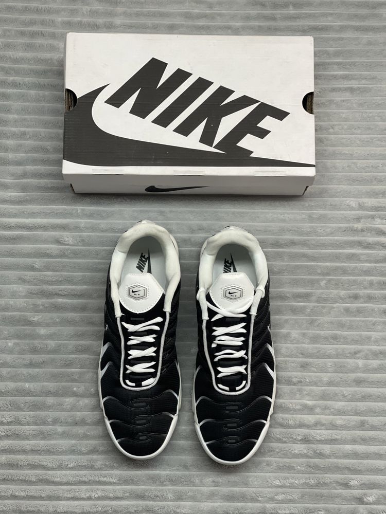 Nike TN Pretos e Brancos