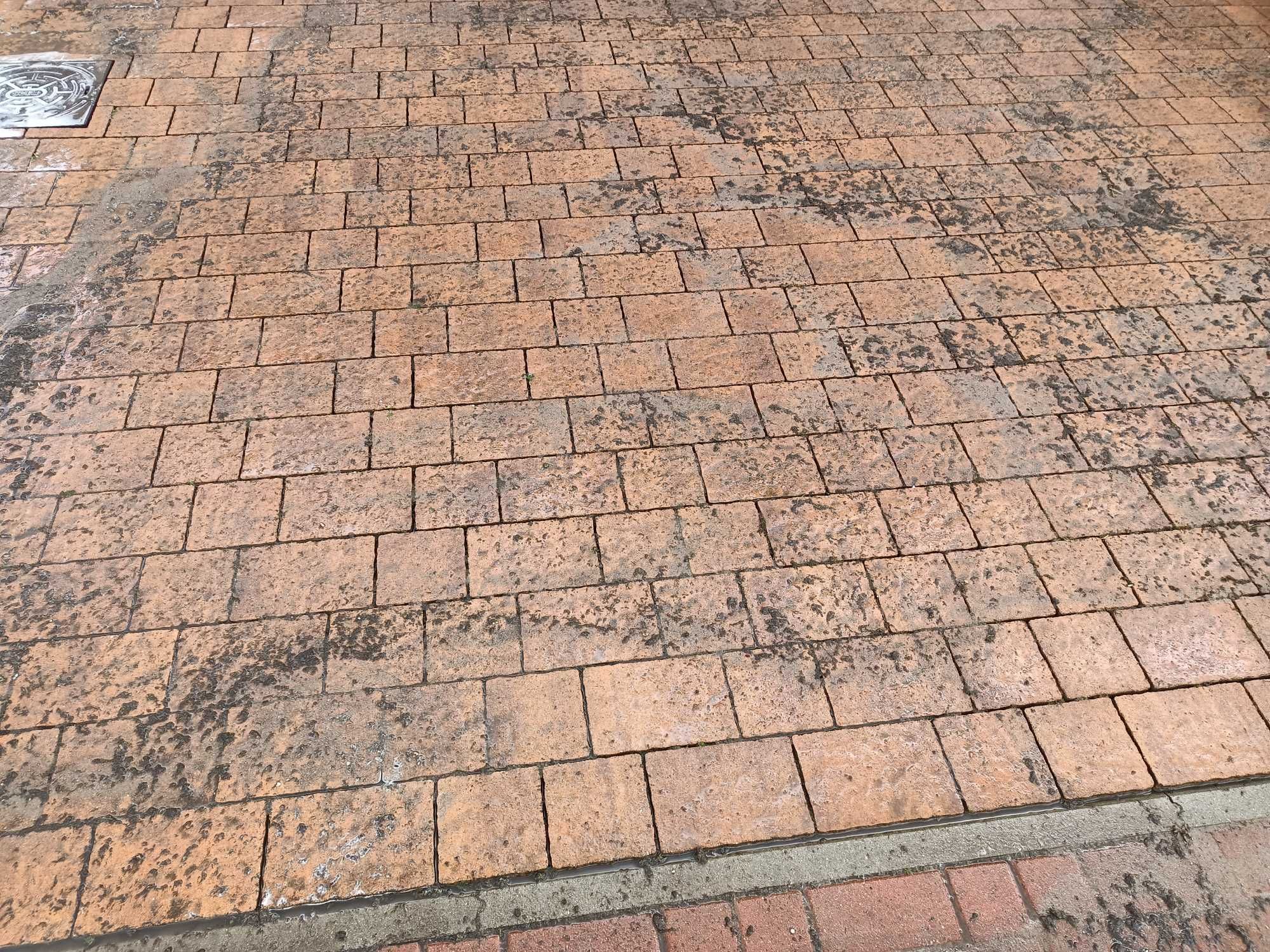 Mycie ciśnieniowe kostki brukowej, tarasów z użyciem chemii