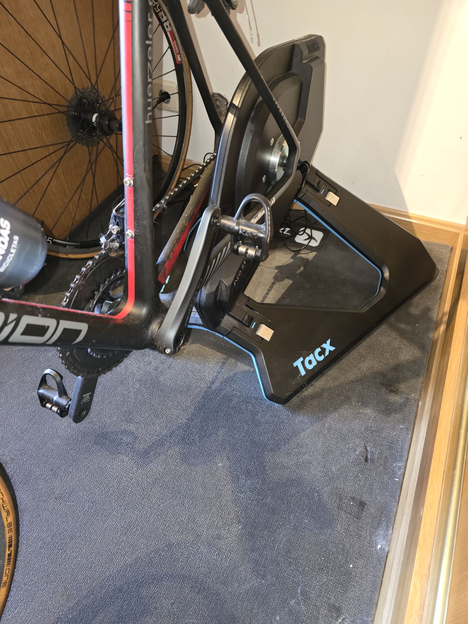 Rolo Tacx Neo 2T + bicicleta de estrada Centurion