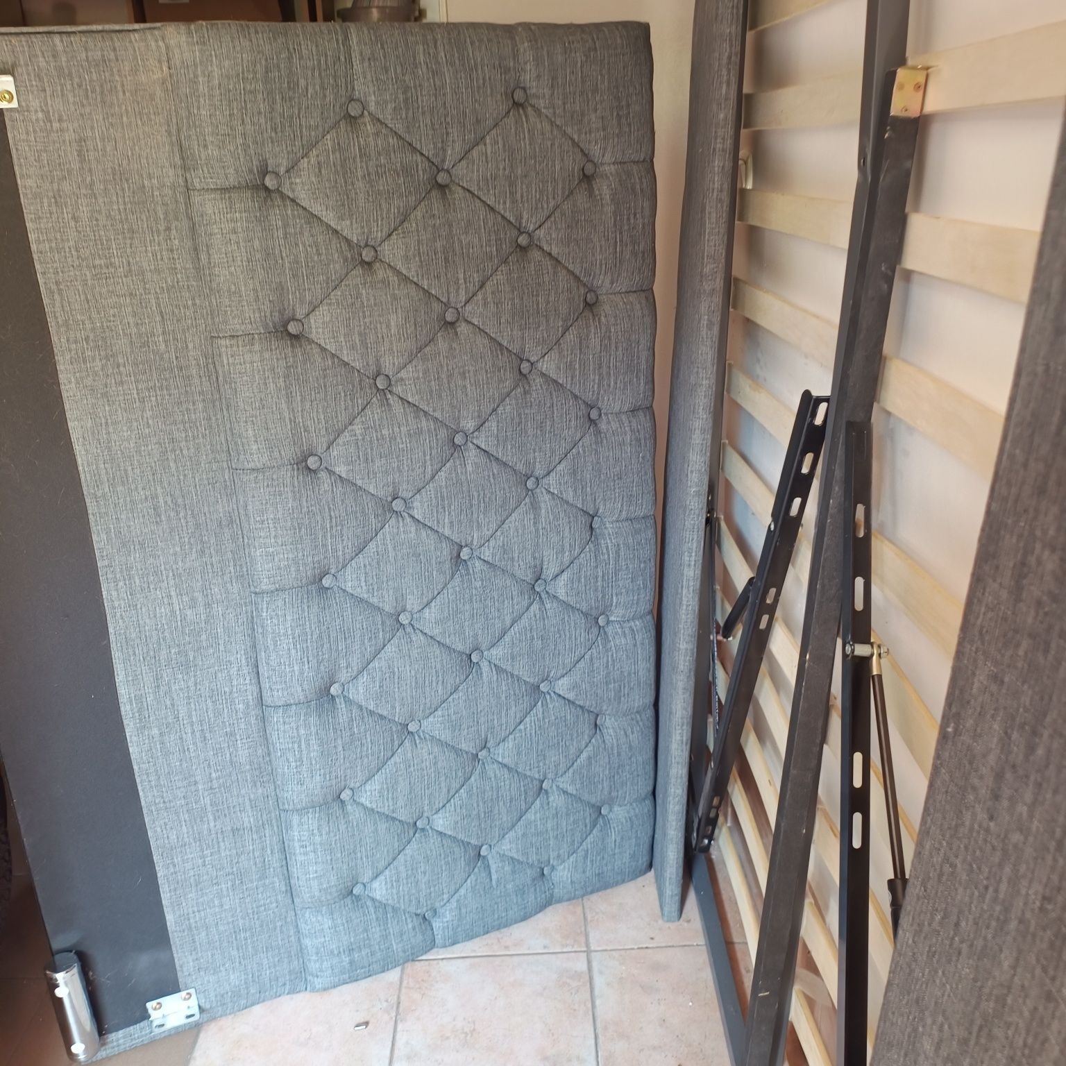Łóżko 140x200 szare tapicerowane ze stelażem