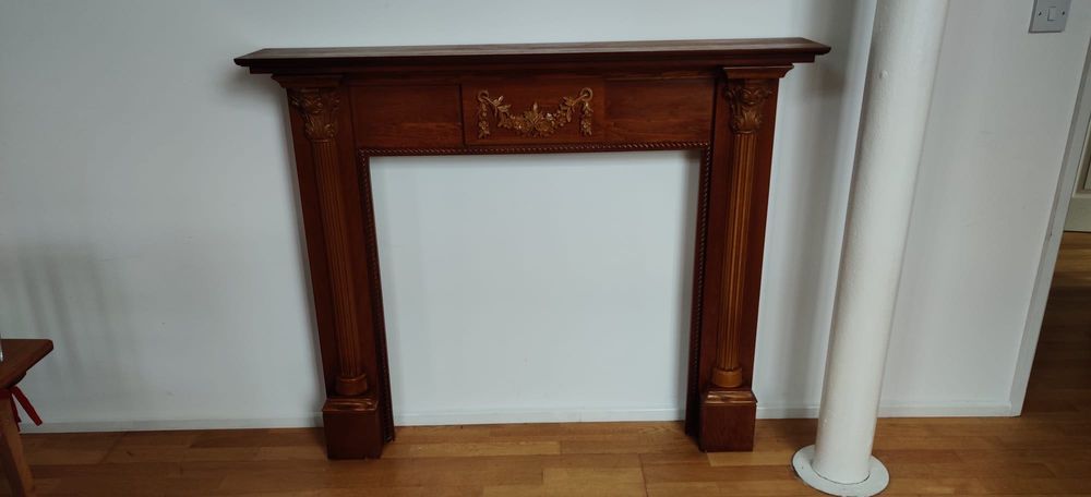 Kominek. Konsola. portal kominkowy/ Drewniany