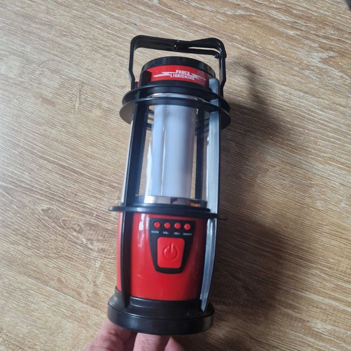 Lampa kempingowa z radiem