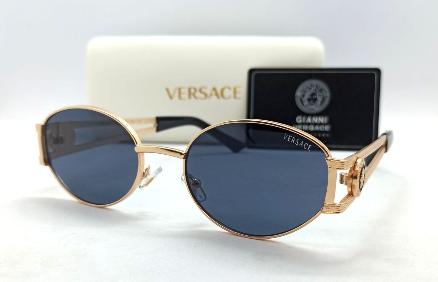 Versace стильные унисекс очки черные овальные в золотом металле VE6747