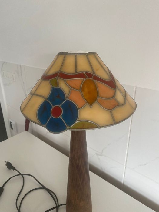 Candeeiro madeira e abajur vitral