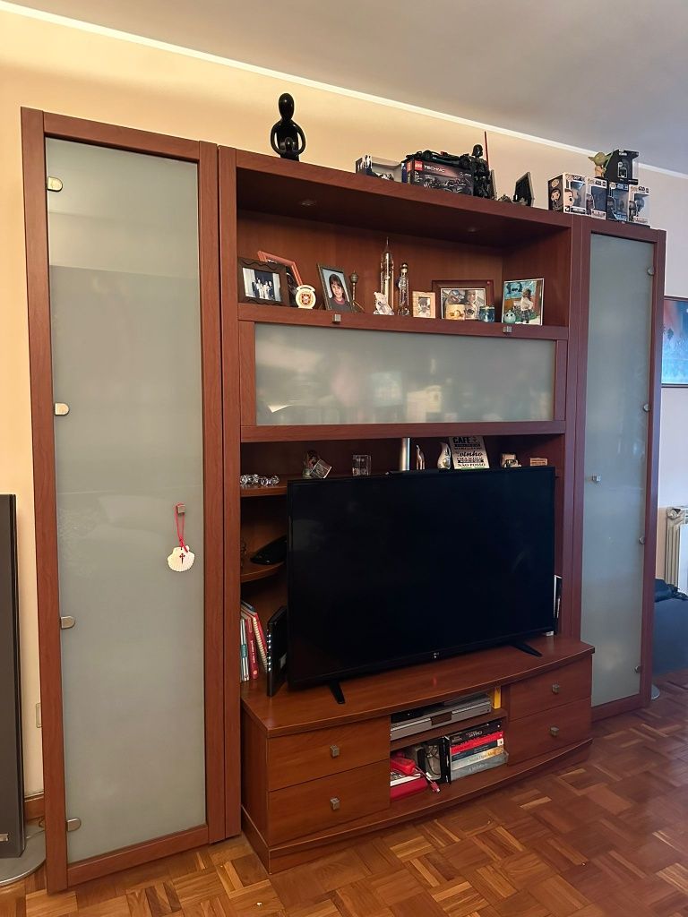Móvel de sala em madeira com portas de vidro fosco