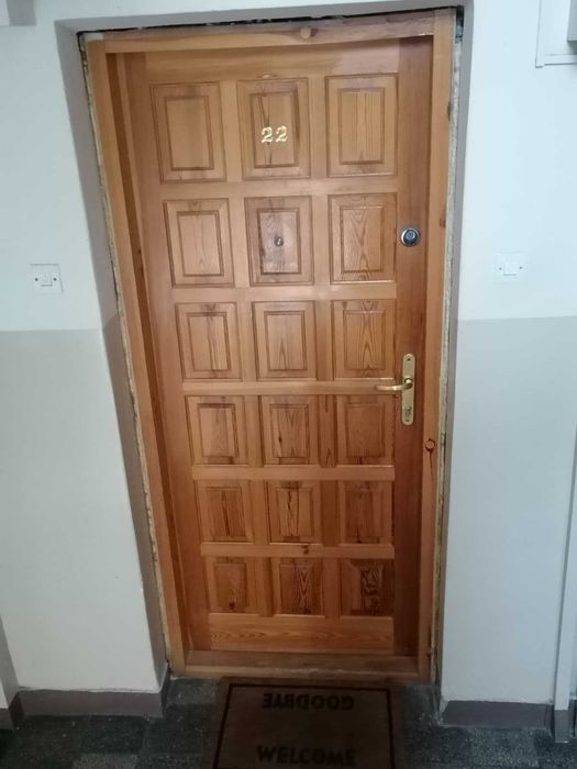 Drzwi wejściowe sosnowe, futryna, klamka, zamek, łańcuszek