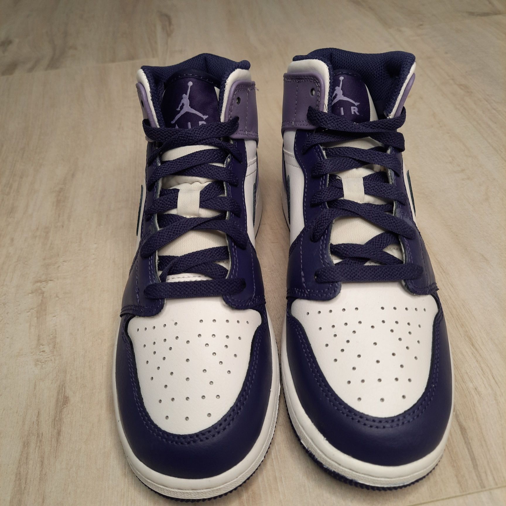 Оригінальні чоловічі кросівки AIR JORDAN AIR 1 MID WHITE/VIOLET DQ8423