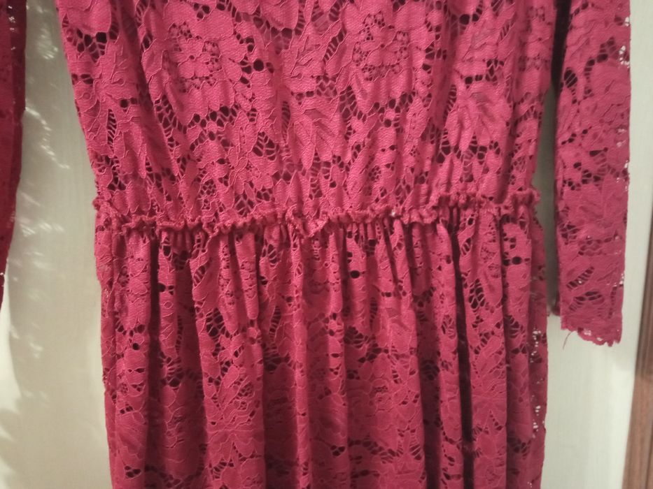Bordowa koronkowa sukienka