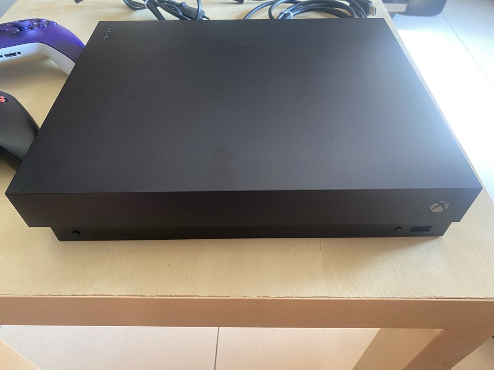 Xbox one X 1tb e 2 comandos