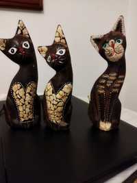 Três gatos de madeira leve