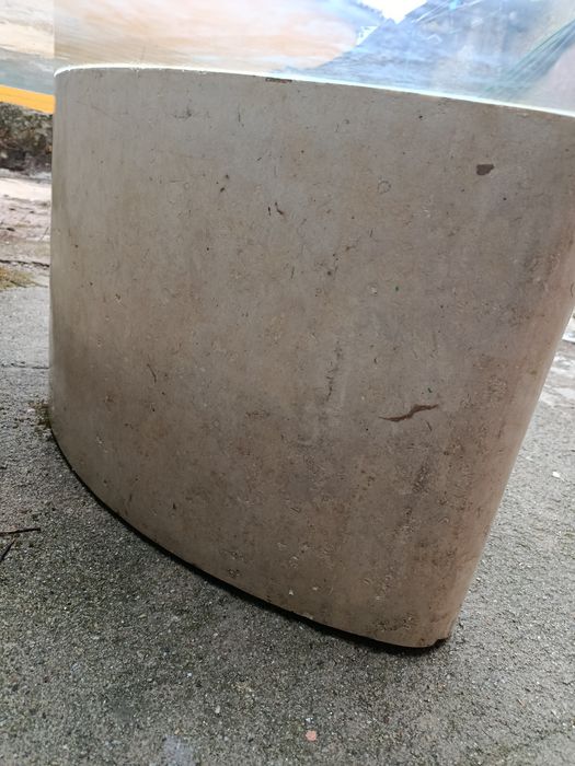 Mesa em pedra com tampo de vidro