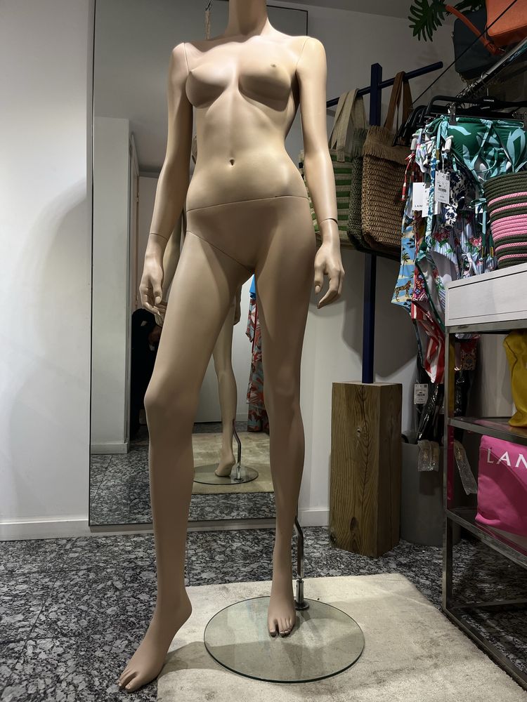 Manequim com pe em vidro