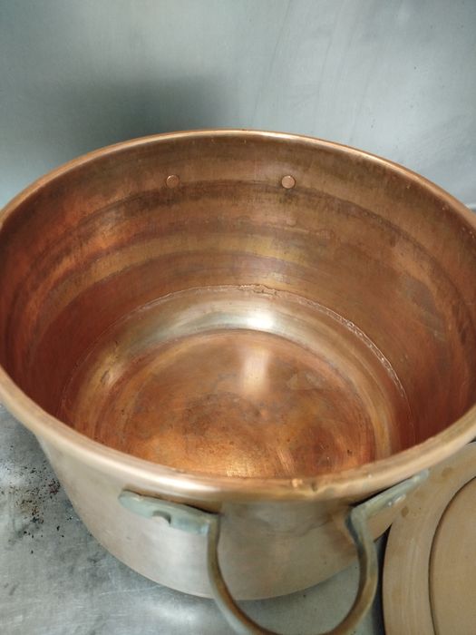 Vendo panela de cobre com 24 cm de altura e 36 cm de largura