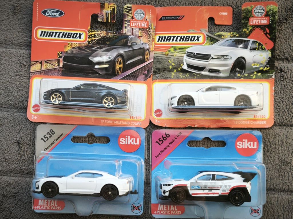 Autka modele Siku kolekcjonerskie jak Hotwheels Mustang camaro Dodge