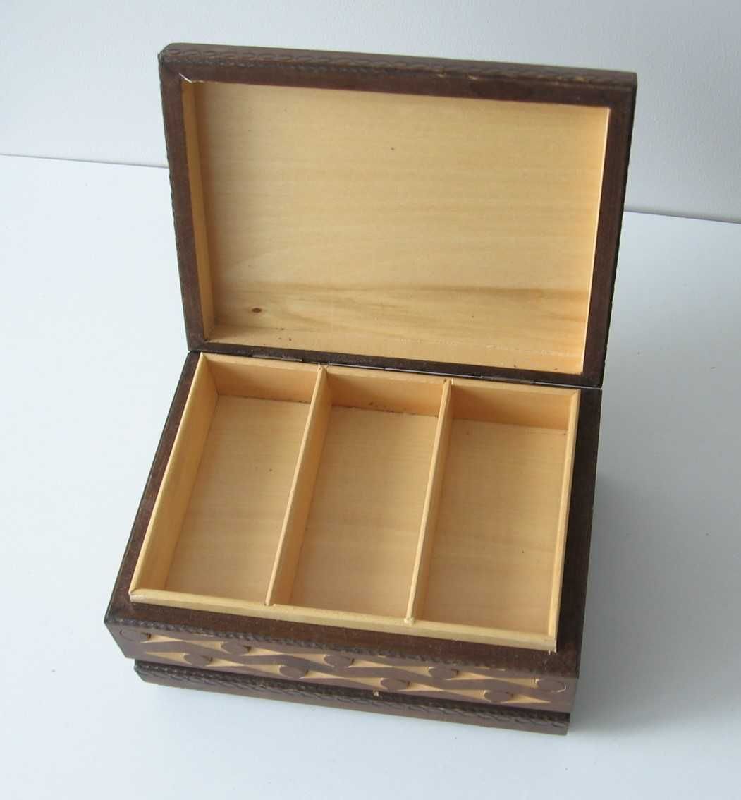 Mała skrzynka pudełko z drewna