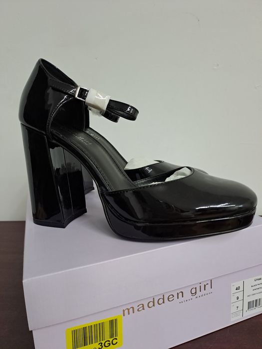 Buty na obcasie słupku botki 40