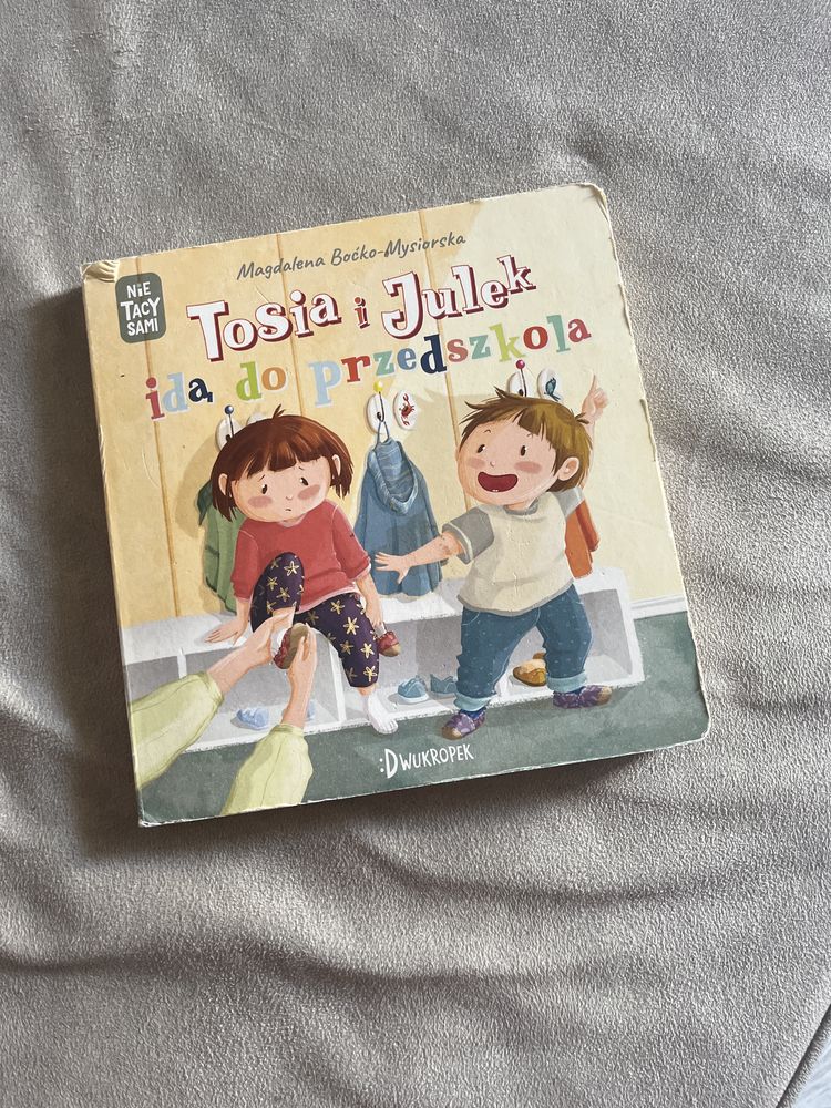 Tosia i Julek ida do przedszkola