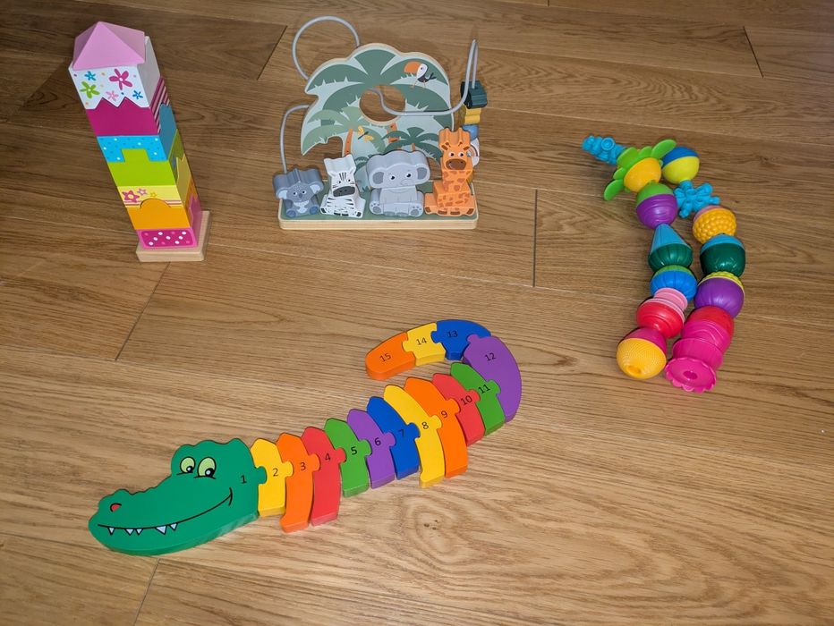 Zestaw zabawek - drewniane układanki