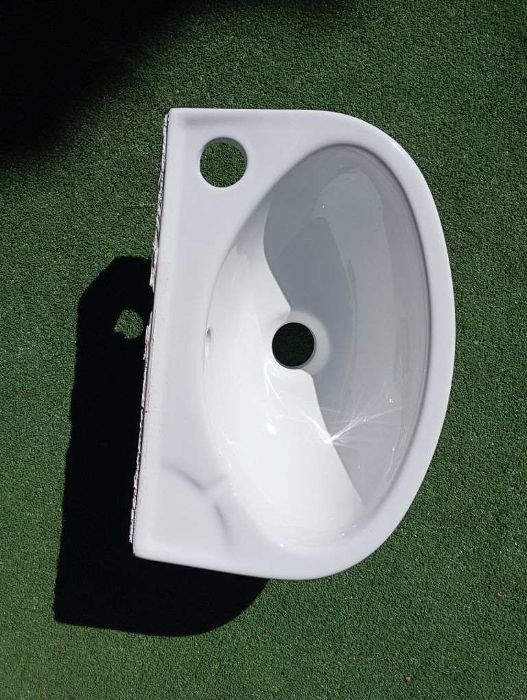 Mała biała umywalka ścienna ceramiczna 34 x 24cm z otworem na baterię