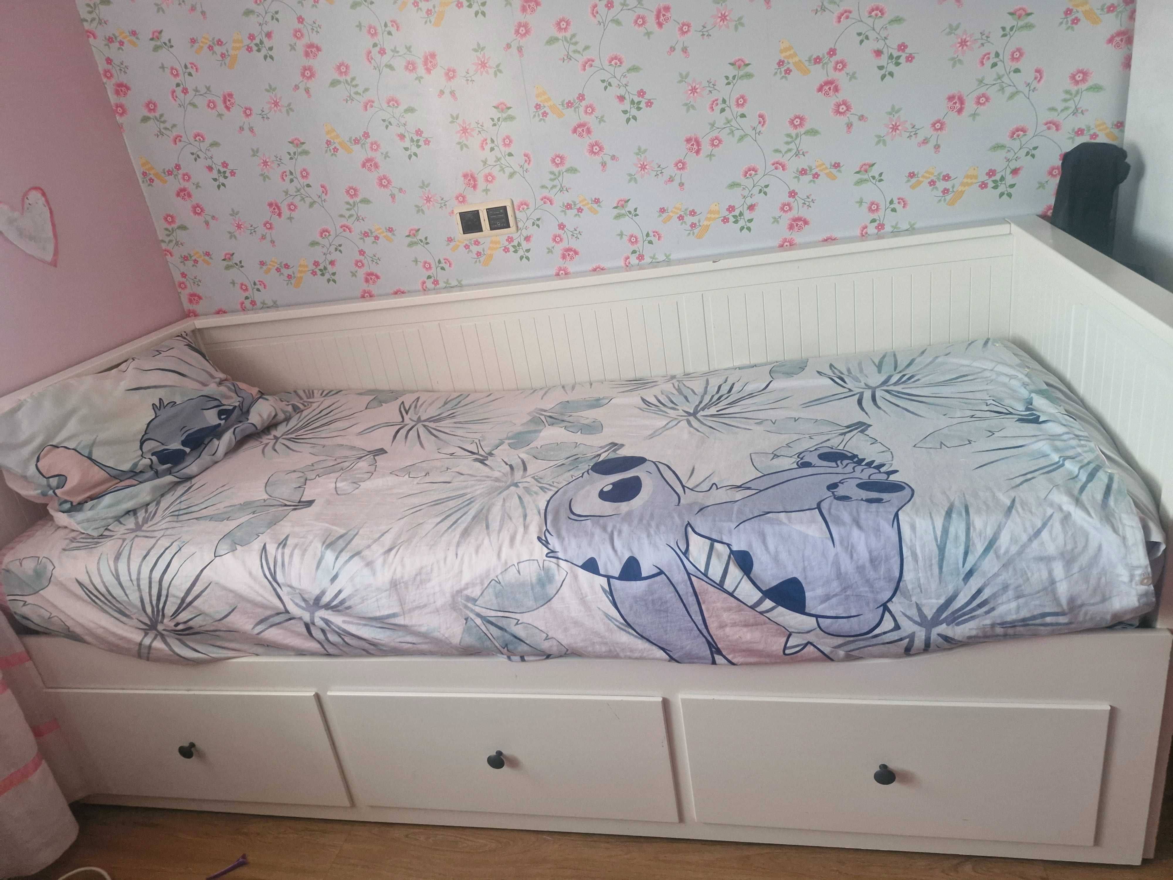 Cama Ikea Hemnes branco, com 2 colchões