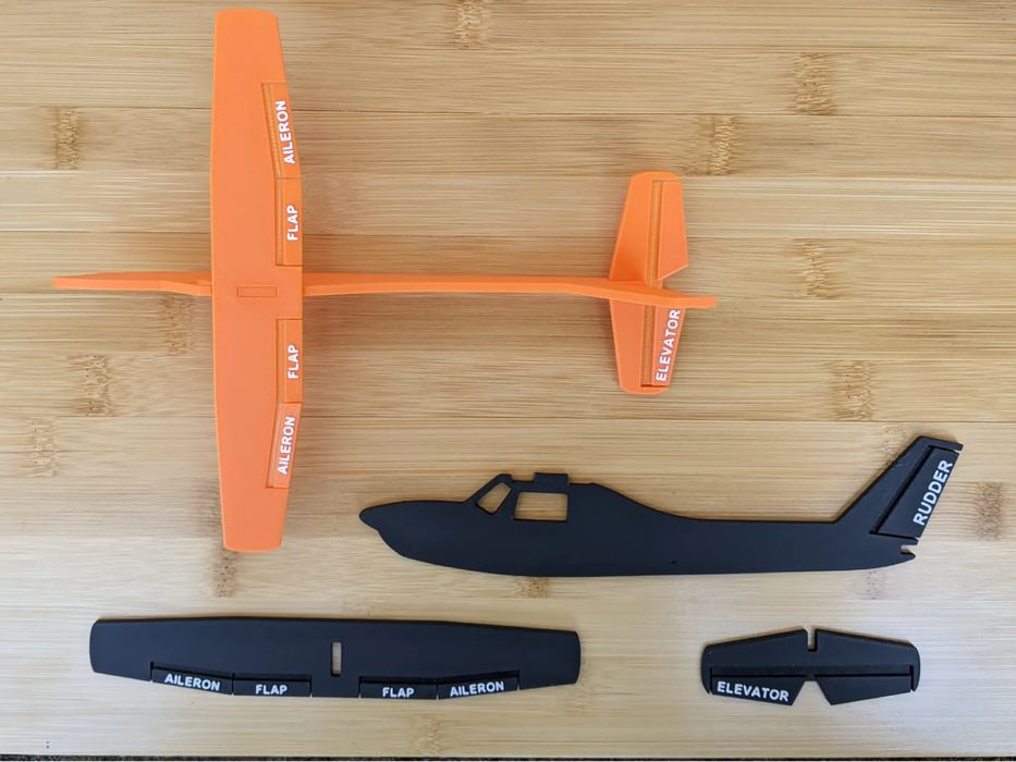 Avião de Treino de Asa Alta - Com Superfícies Móveis