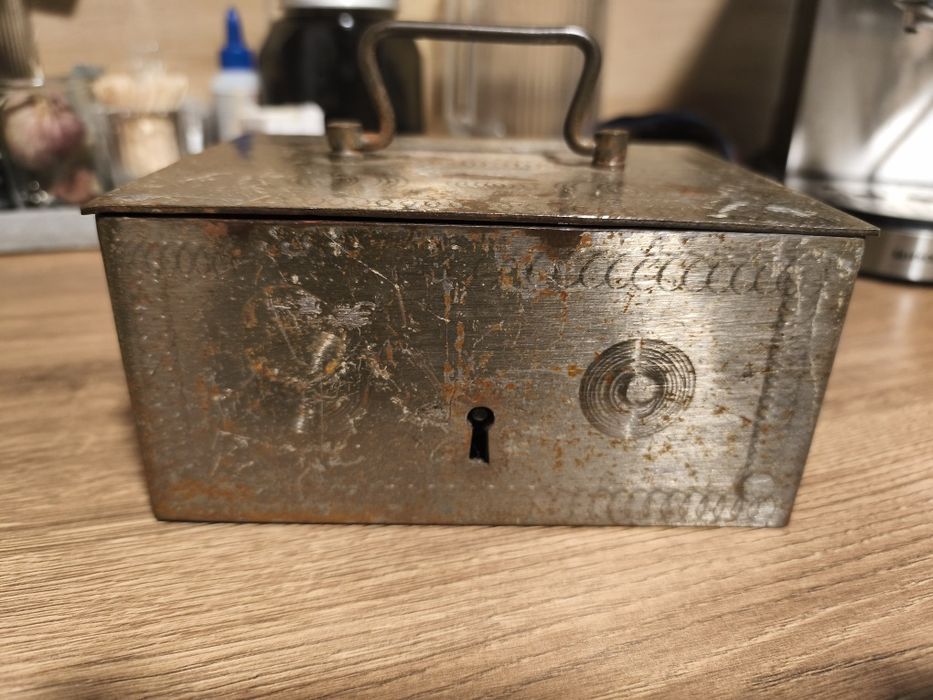 Metalowa skrzynka, kasetka