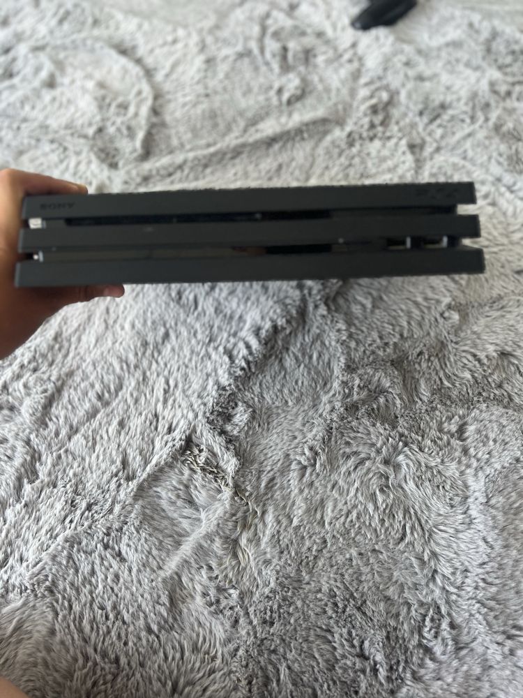 PS4 Pro у відмінному стані, 2 геймпади, без коробки. Писати в лс.