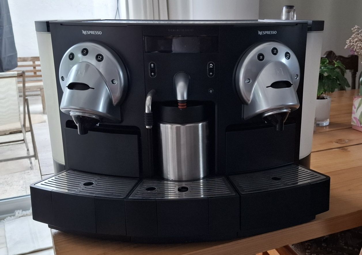 Máquina Nespresso Gemini CS 220 Pro - Como Nova + 200 Cápsulas