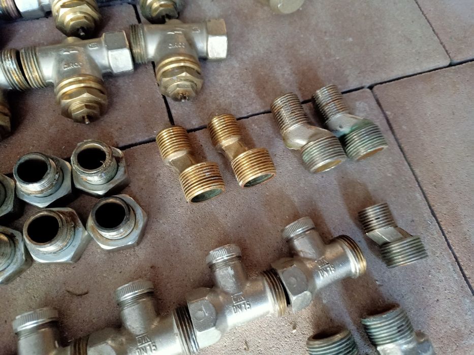Duży zestaw zaworów mosiężnych