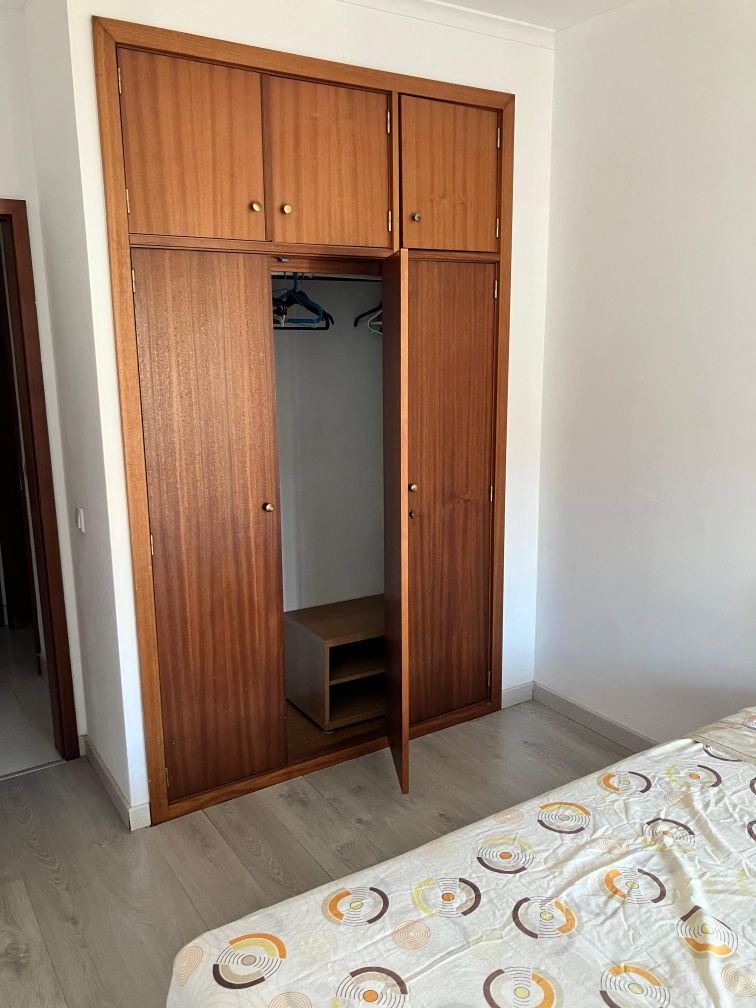Quarto mobilado para estudante em Queijas (particular)