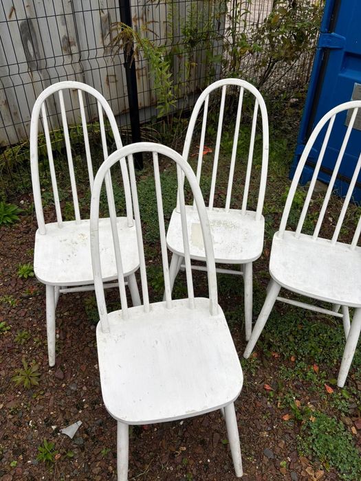 Komplet drewnianych krzeseł