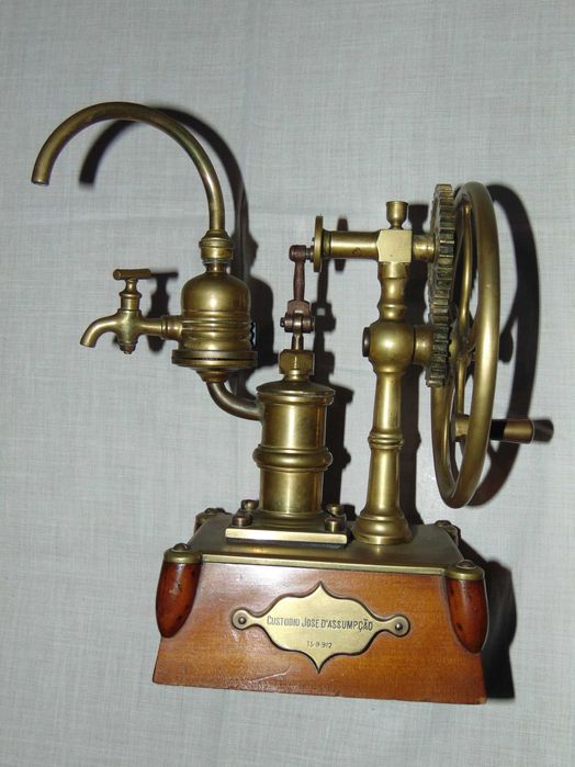 Antiga miniatura de bomba de puxar água (ano de 1912).