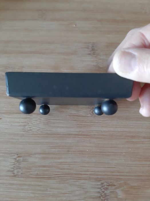 Castiçais em metal quadrado e redondo