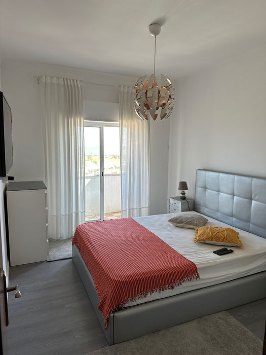 QUARTO C/ VARANDA , para SOLTEIROS H/M , PROX ao comboio Sta iria