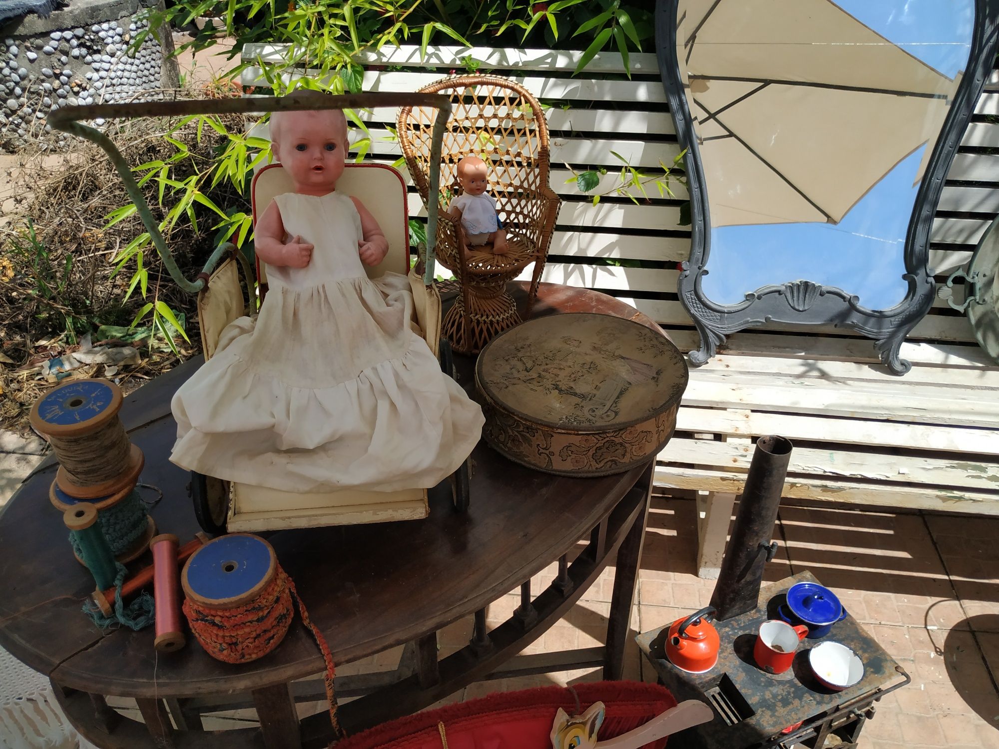 Carrinho de bebé antigo e outros brinquedos