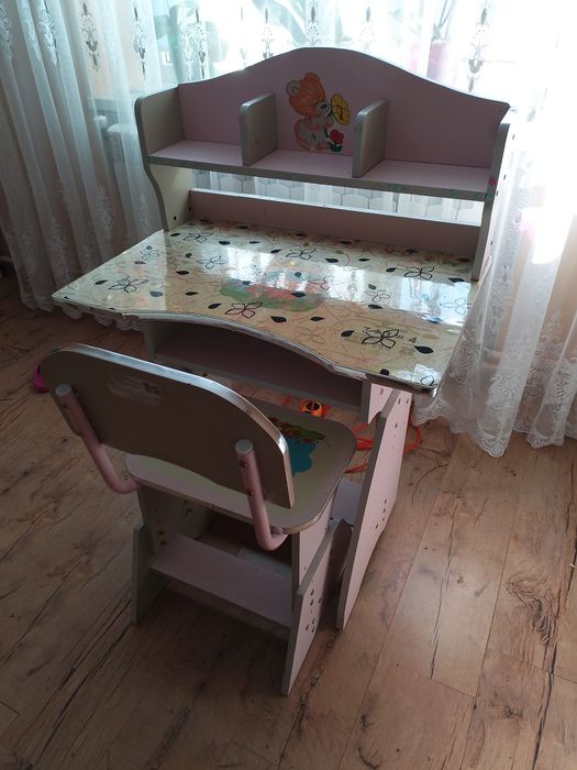 Парта для дівчинки