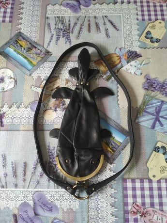 Раритетная женская черная кожаная сумочка в виде рыбы